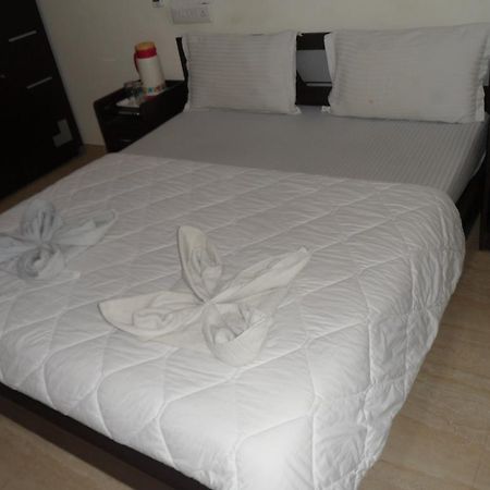 Hotel Rajdeep Inn Ahmedabad Exteriör bild