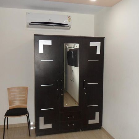 Hotel Rajdeep Inn Ahmedabad Exteriör bild