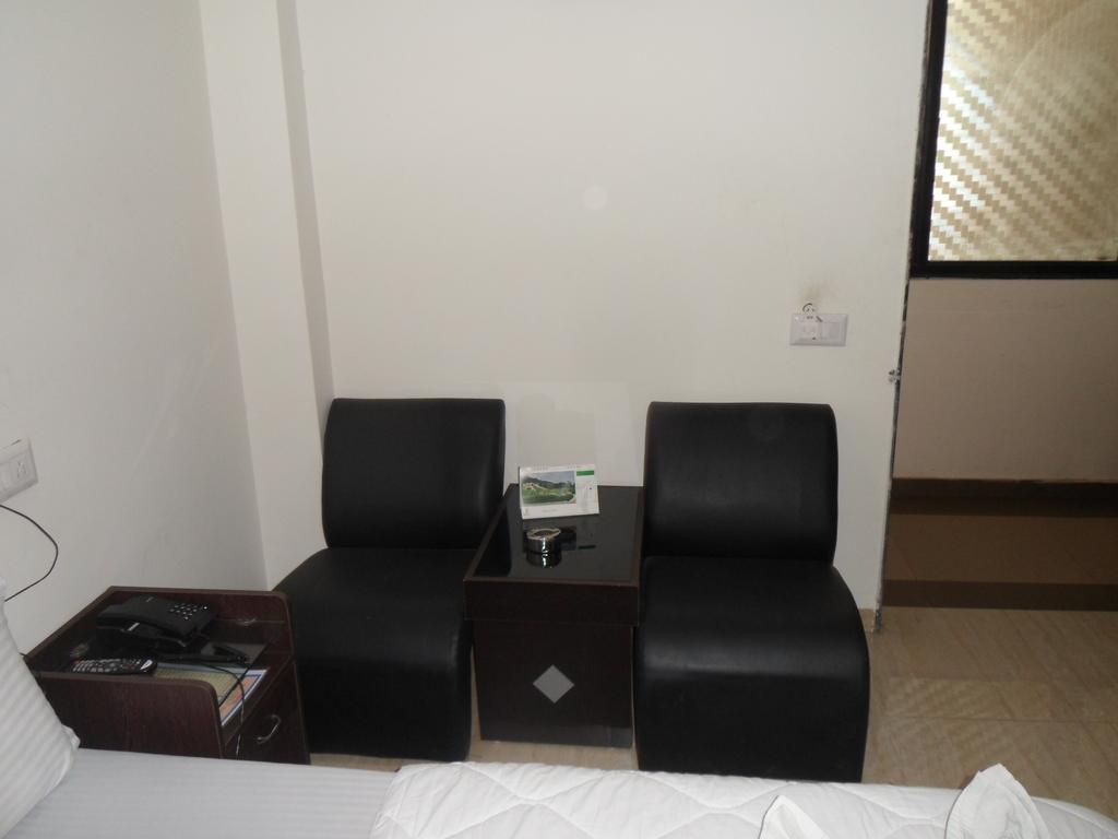 Hotel Rajdeep Inn Ahmedabad Exteriör bild