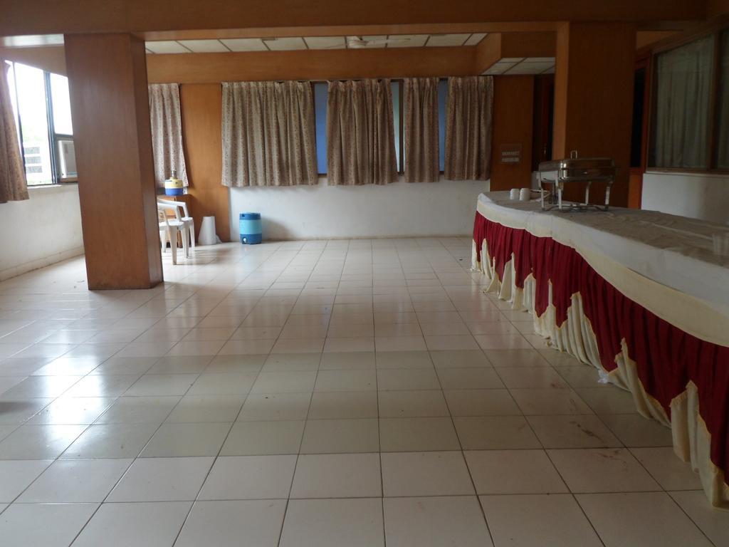 Hotel Rajdeep Inn Ahmedabad Exteriör bild