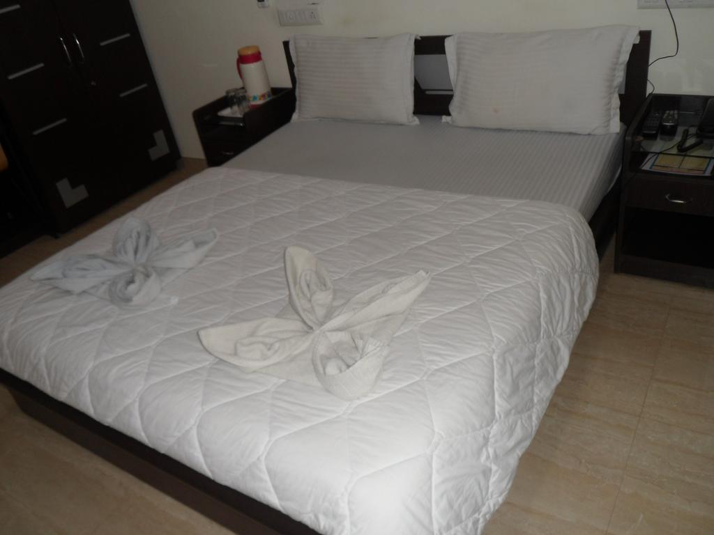 Hotel Rajdeep Inn Ahmedabad Exteriör bild