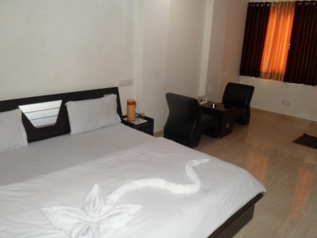 Hotel Rajdeep Inn Ahmedabad Exteriör bild