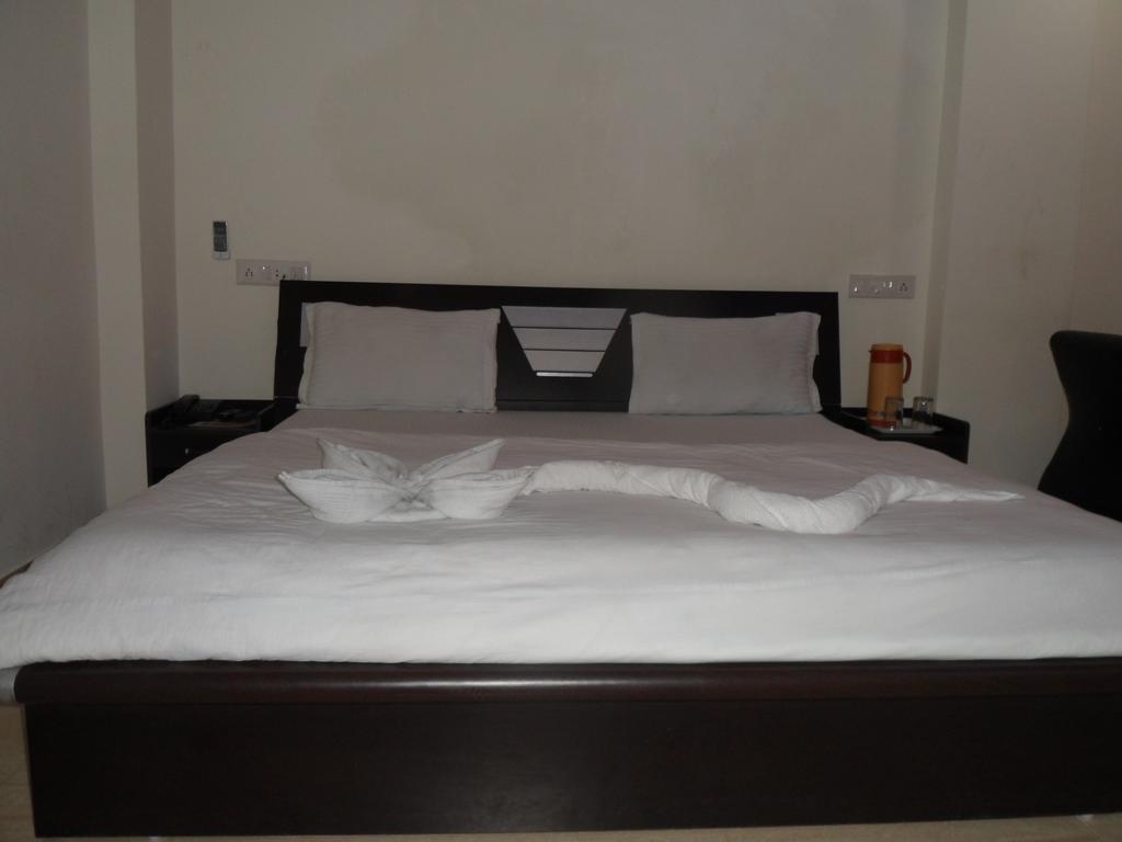 Hotel Rajdeep Inn Ahmedabad Exteriör bild