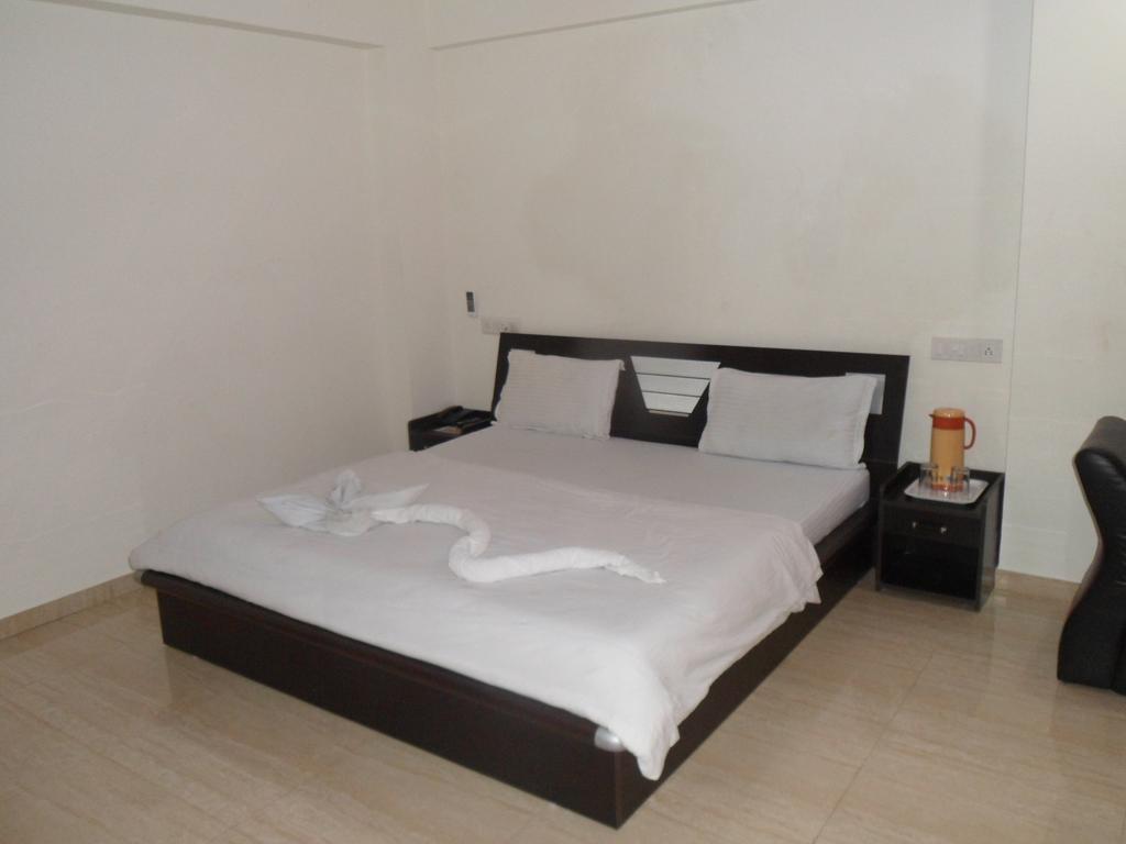Hotel Rajdeep Inn Ahmedabad Exteriör bild