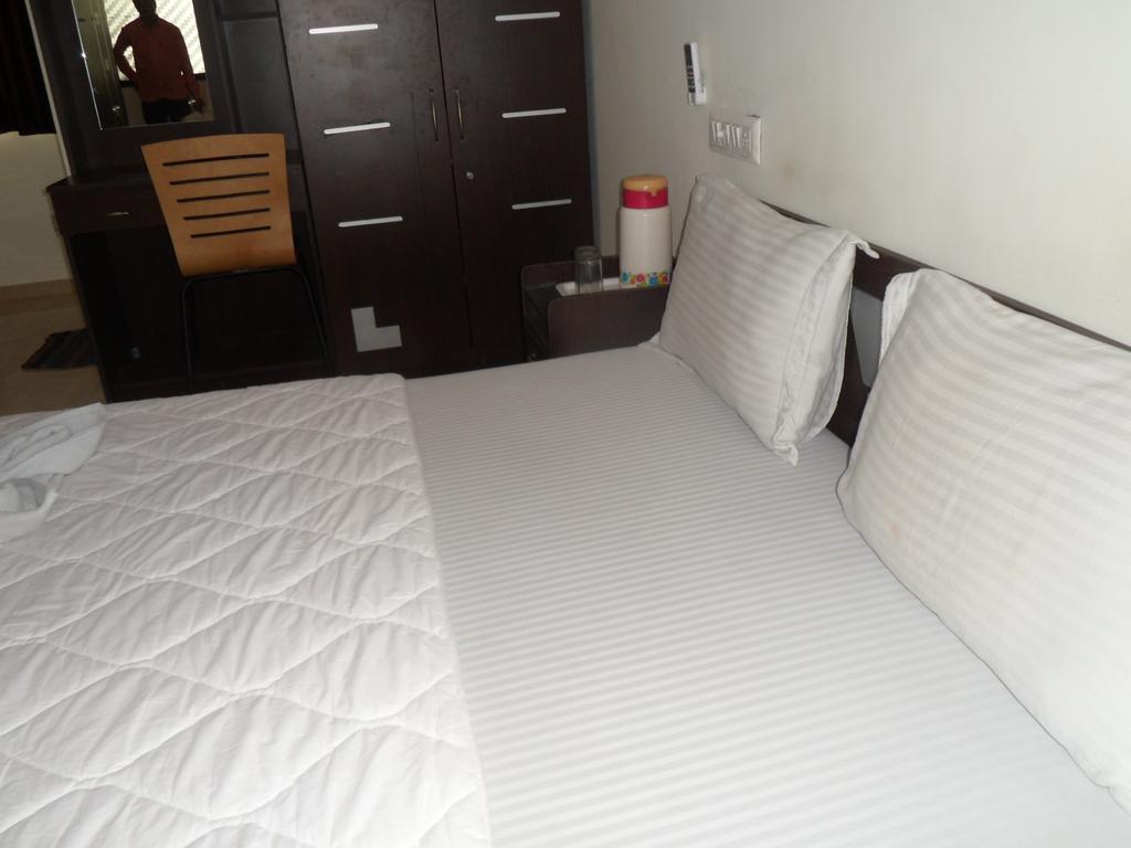 Hotel Rajdeep Inn Ahmedabad Exteriör bild