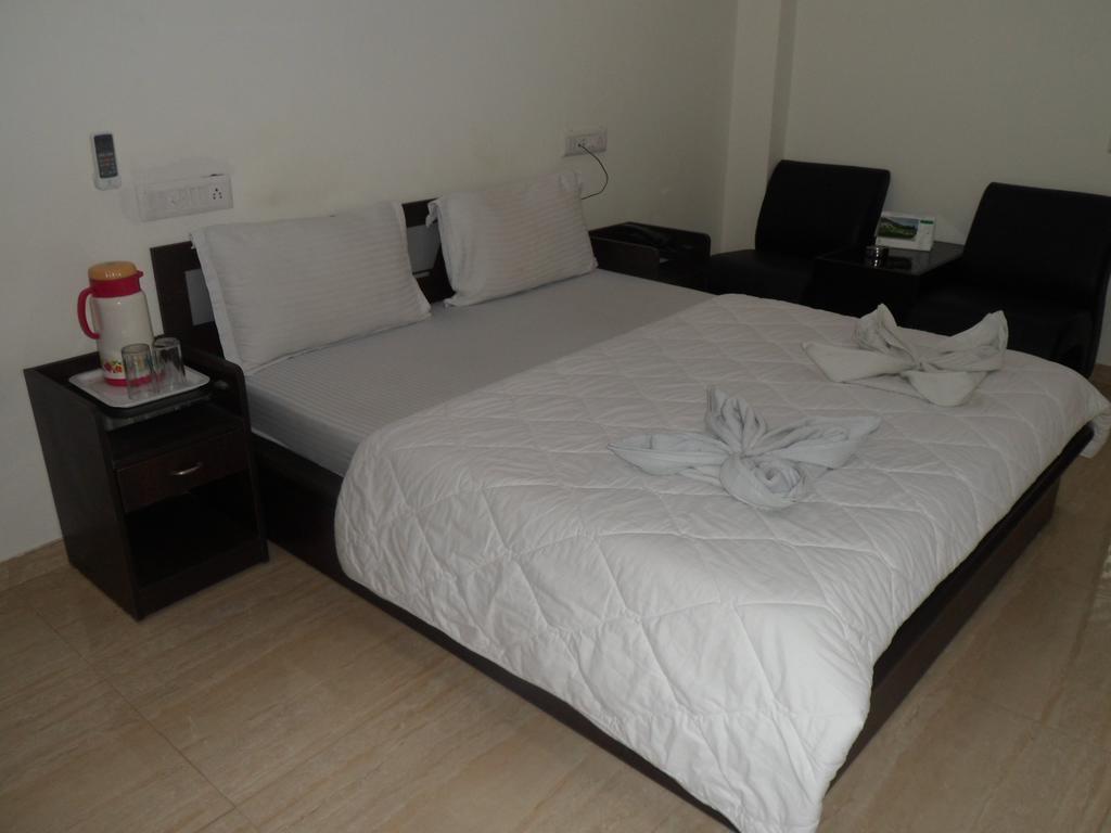 Hotel Rajdeep Inn Ahmedabad Exteriör bild