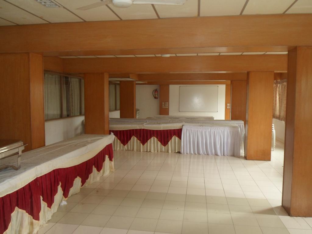 Hotel Rajdeep Inn Ahmedabad Exteriör bild