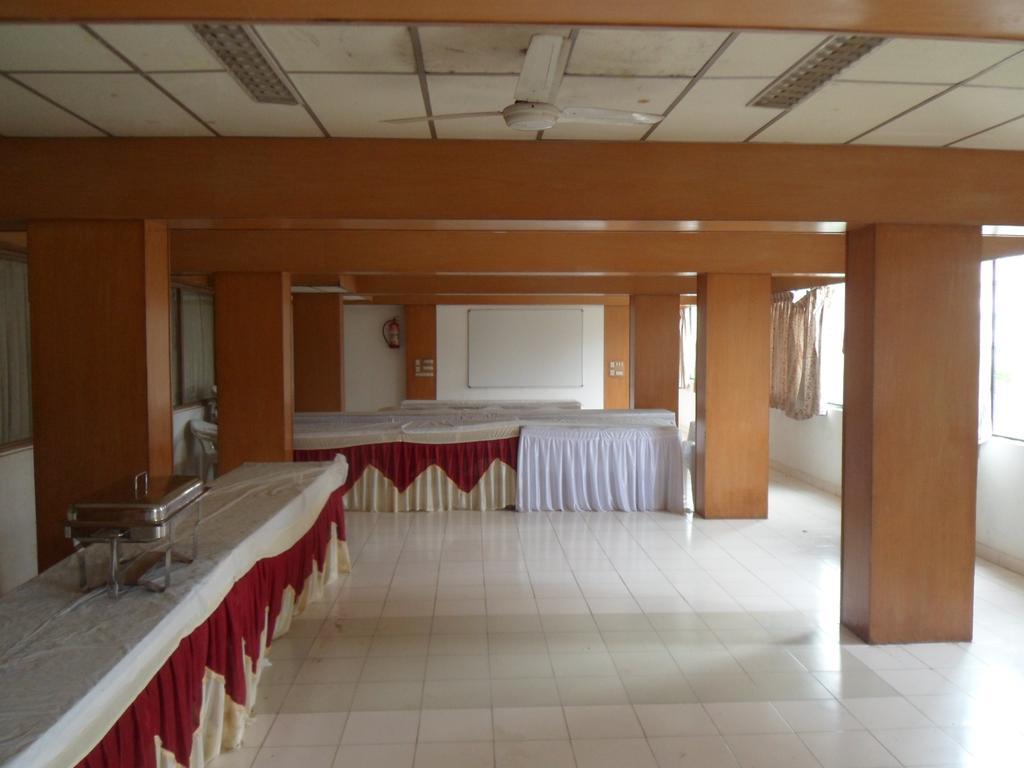Hotel Rajdeep Inn Ahmedabad Exteriör bild