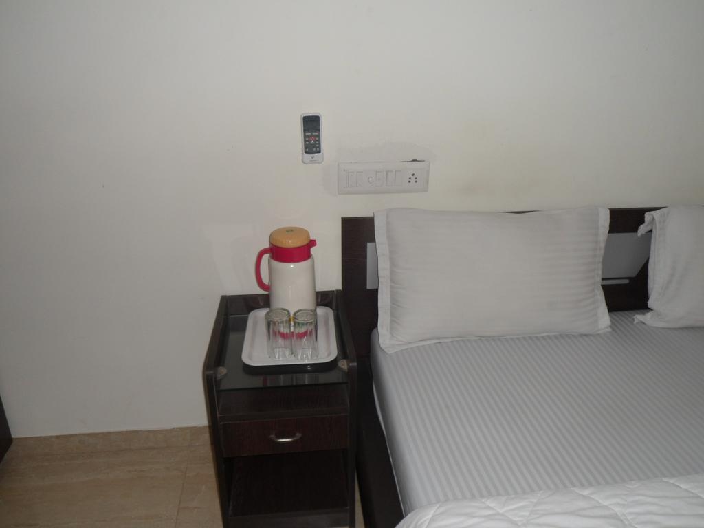 Hotel Rajdeep Inn Ahmedabad Exteriör bild