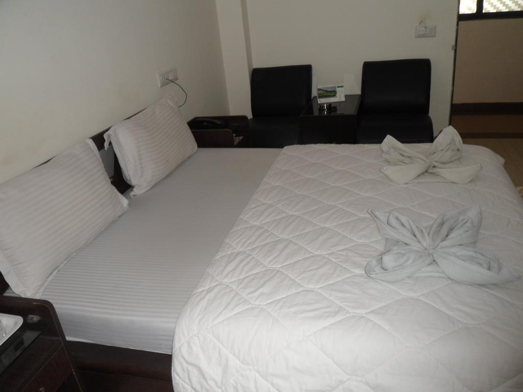 Hotel Rajdeep Inn Ahmedabad Exteriör bild