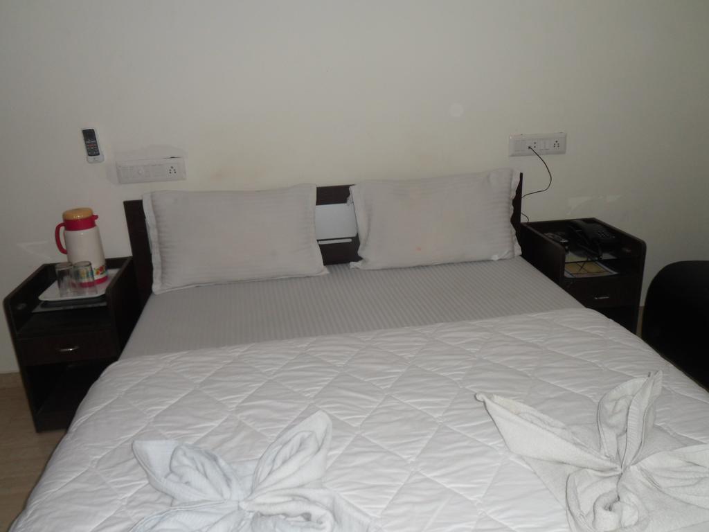 Hotel Rajdeep Inn Ahmedabad Exteriör bild