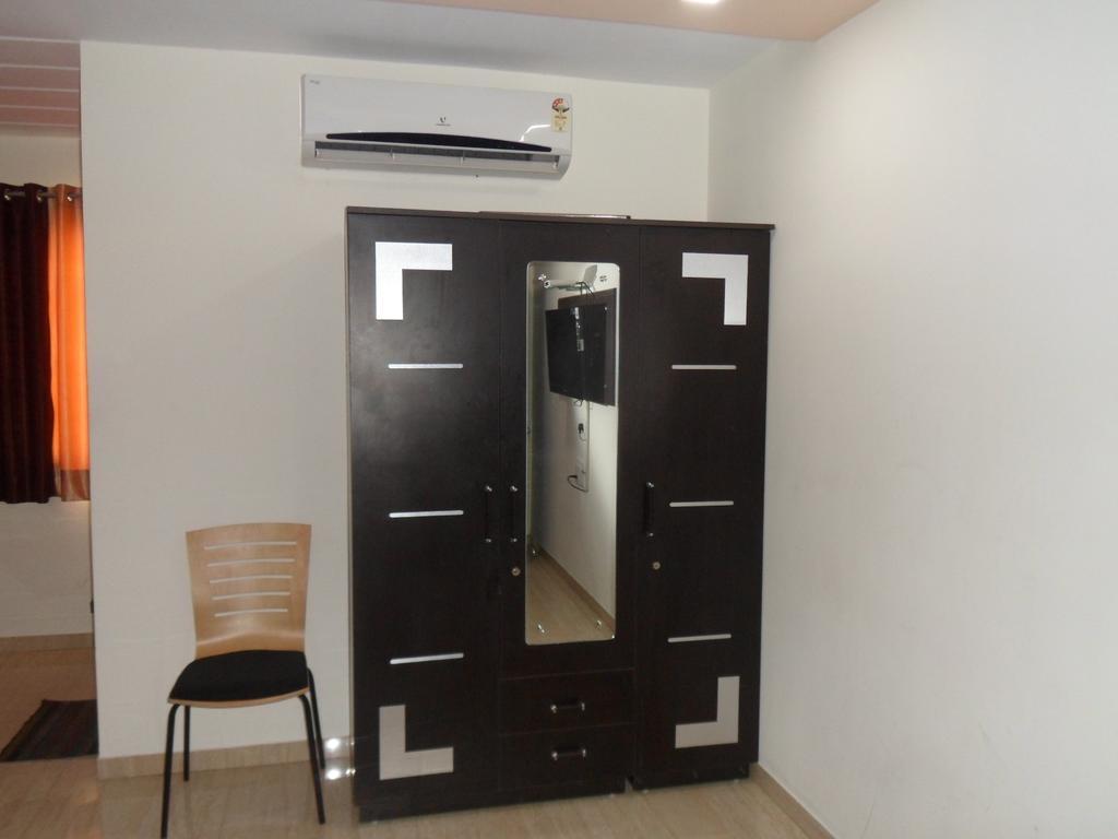 Hotel Rajdeep Inn Ahmedabad Exteriör bild