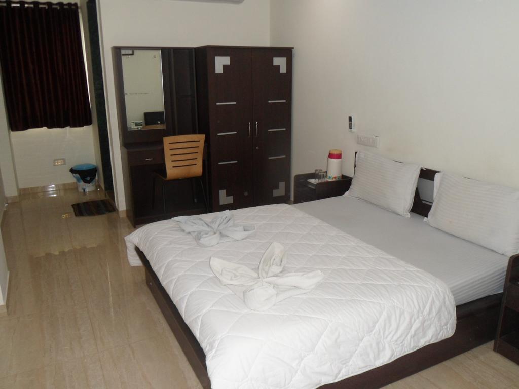 Hotel Rajdeep Inn Ahmedabad Exteriör bild